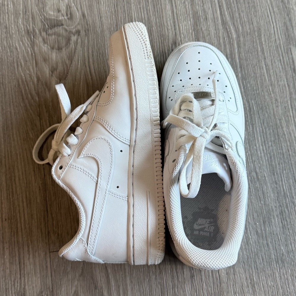 Nike White Air Force 1 Sneakers Classic Design